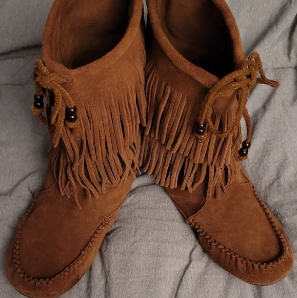 Minnetonka Shoes - Minnetonka size 10 women's leather moccasins.
